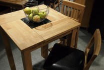 Barbord Granito med 2 barstolar. Komplett bargrupp i massiv oljad ek med svart granitskiva. Mått bord: 70x70 cm.