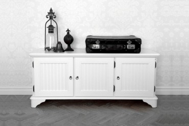 Mediabänk Rut i vitt trä från serien Rosgården. Lantlig vit buffé i klassisk svensk design tillverkad i Norrland. Storlek: 120x35 cm.