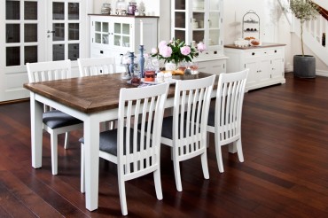 Matgrupp från serien Gute. Stilrent vitt matbord med ekskiva och 6 stolar. Längd bord: 180 cm.