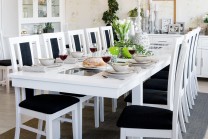 Matgrupp Olivia med klaffar från serien Orsa. Stort matsalsbord i vitt och granit med 8-12 stolar. Storlek: 240-349 cm.