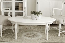 Soffbord Ronja i vitt trä från serien Rosgården. Lantligt vitt vardagsrumsbord i klassisk svensk stil tillverkad i Norrland. Storlek: 130x70 cm.