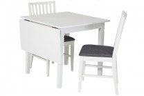 Matbord Simrishamn med 2-4 stolar. Vitt klaffbord i vacker lantlig stil. Storlek bord: 80x80-120 cm.