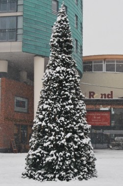 Julgran Giant Tree 4,4-12,1 m hög. Enkel att montera & snabb leverans. Högkvalitativ konstgran - ute och inne! OBS! På bilden har granen snö på sig.