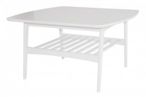 Soffbord Maja, stilrent vardagsrumsbord i vitt. Storlek 80x80.